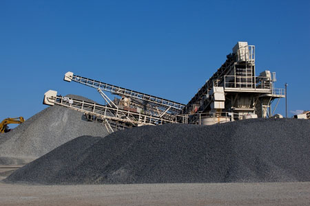 Obrazek przedstawia kamieniołom z przenośników taśmowych i stosy kruszywa