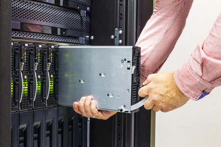 Obrazek przedstawia wymianę wadliwego serwera kasetowego w podwoziu, platformy wirtualizacji serwerów w centrum danych szafie