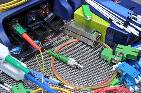 Obrazek przedstawia kable światłowodowe, czyszczenie i zestaw testowy