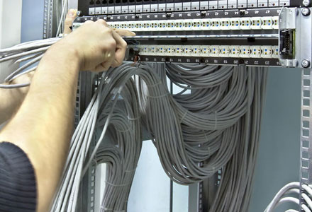 Obrazek przedstawia rozszywanie przewodów w patchpanelach