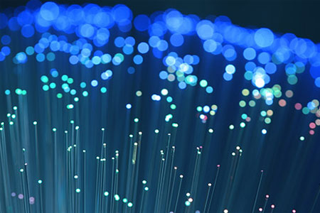 Obrazek przedstawia światłowody, wiązki światłowodów